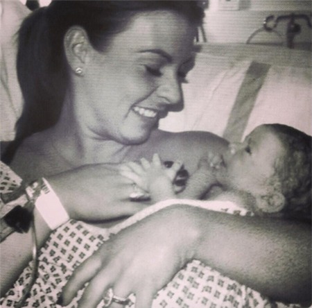 Coleen hạnh phúc bế cậu con trai mới đẻ còn đỏ hỏn.