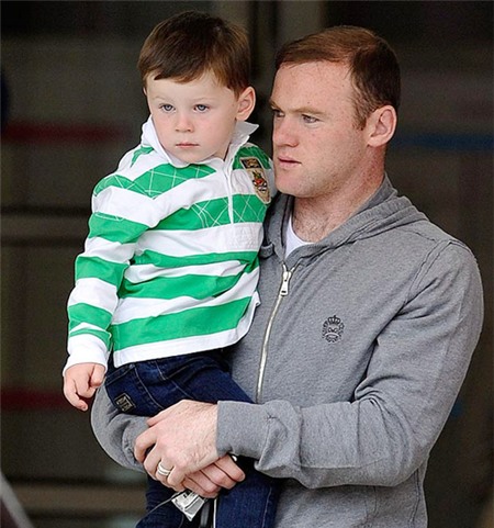 Cậu nhóc đáng yêu được bố bế khi tới bệnh viện.