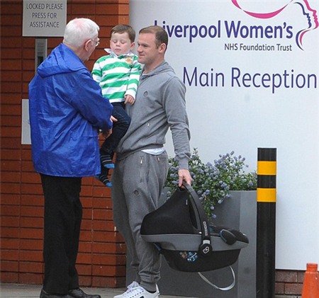 Một nhân viên lớn tuổi ở bệnh viện Phụ sản Liverpool hỏi thăm hai bố con Rooney khi cả nhà chuẩn bị ra về.