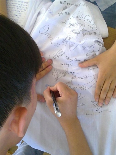  Trước khi chia tay mái trường, thầy cô, bạn bè, teen lớp 12 tranh thủ ghi lại những lưu bút cho nhau
