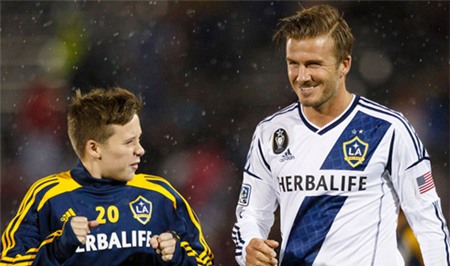 Becks và con trai cả Brooklyn. Ảnh: ZZ.