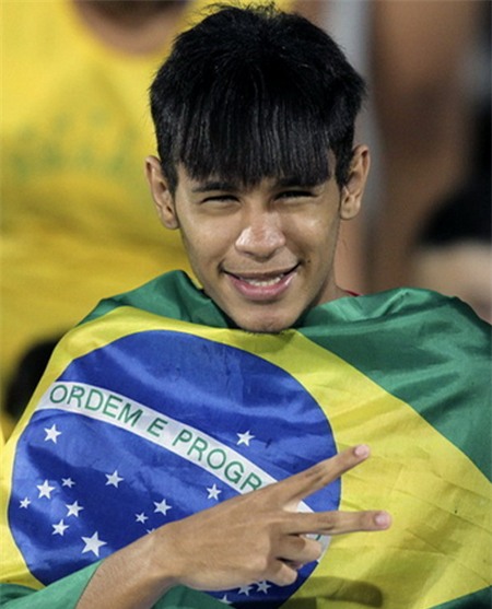 Một fan có gương mặt khá giống Neymar.