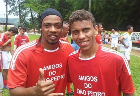 Anh chàng bên trái rấy giống Ronaldinho.