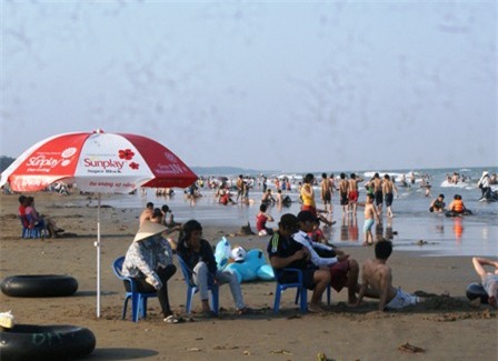 Du khách tắm biển tại bãi biển Sầm Sơn.