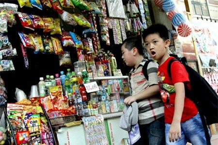 kẹo, bánh, bim bim, trà sữa, độc hại, ung thư, vô sinh, trẻ em, cổng trường