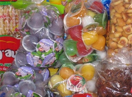 kẹo, bánh, bim bim, trà sữa, độc hại, ung thư, vô sinh, trẻ em, cổng trường