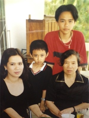 Nhà văn Nguyễn Thị Ngọc Tú với con gái Thu Huệ và hai cháu ngoại