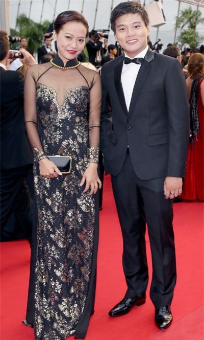 Hồng Ánh chọn chiếc áo dài kiểu hoa văn, cách điệu đến tham dự Liên hoan phim Cannes. Cô cùng đạo diễn trẻ Trần Dũng Thanh Huy mang bộ phim|16:30, trình chiếu tại Góc phim ngắn. Đây là một trong số 2.178 phim ngắn đến từ 98 quốc gia được trình chiếu năm nay.