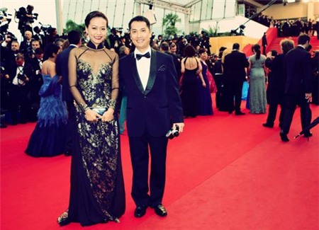 Chồng Hồng Ánh (phải) cùng cô tham sự buổi công chiếu phim