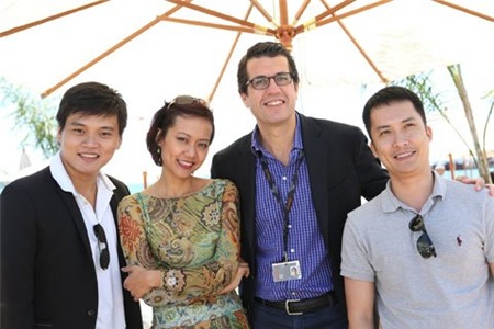Khi vừa đến Liên hoan phim Cannes, đạo diễn trẻ Trần Dũng Thanh Huy và Hồng Ánh đã tham quan hầu hết các khu hoạt động tại đây