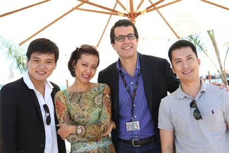 Khi vừa đến Liên hoan phim Cannes, đạo diễn trẻ Trần Dũng Thanh Huy và Hồng Ánh đã tham quan hầu hết các khu hoạt động tại đây
