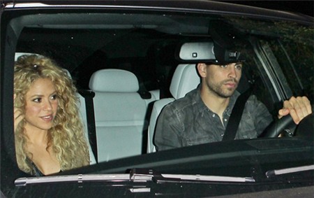 Tối 21/5, Shakira và Pique bị bắt gặp rời khỏi một nhà hàng Nhật ở Beverly Hills, Mỹ.