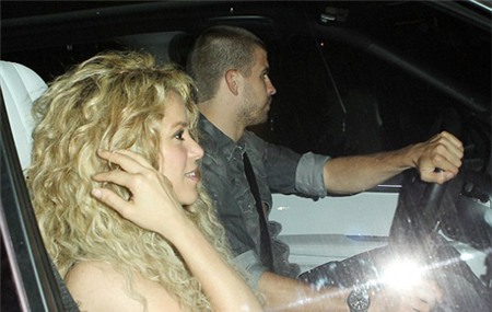 Một số nguồn tin thân thiết với cặp phi công - máy bay tiết lộ, Shakira và Pique lên kế hoạch kết hôn vào ngày 17/7 tới tại cả Barcelona và Columbia, quê nhà của nàng.