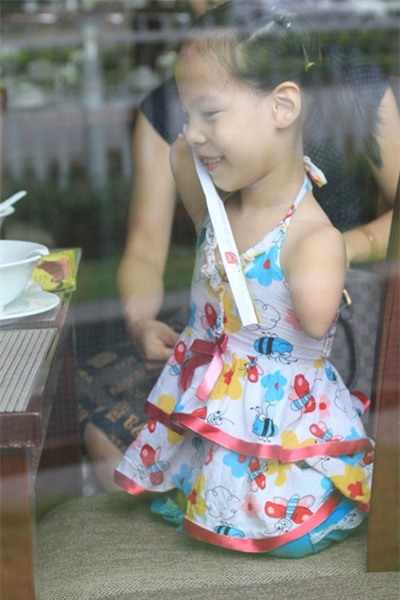 Cuộc gặp gỡ kì diệu giữa Nick Vujicic và cô bé không tay không chân 3