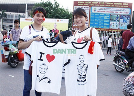 Bạn trẻ Hà thành khoe chiếc áo dành cho những người hâm mộ Nick Vujicic