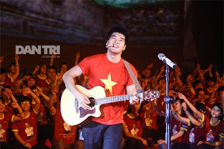 Ca sĩ Tạ Quang Thắng với ca khúc Lá cờ đã để lại dấu ấn trong lòng những người bạn nước ngoài