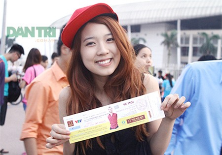 Hoài Anh Mango, một trong những hot girl Hà thành cũng có mặt tại SVĐ Mỹ Đình