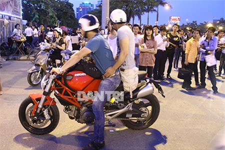 Hoài Anh Mango, một trong những hot girl Hà thành cũng có mặt tại SVĐ Mỹ Đình