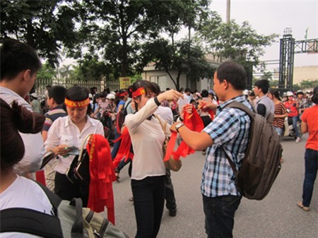 Tràn ngập sắc đỏ của băng đô in chữ “Tôi yêu Nick”