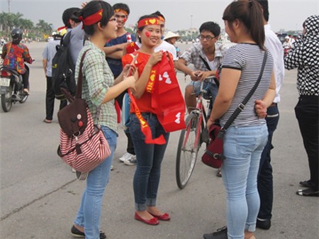 Tràn ngập sắc đỏ của băng đô in chữ “Tôi yêu Nick”