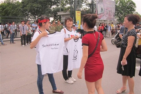 Mời khách mua áo phông in hình chàng trai kì diệu.