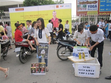 Kéo theo cả những hàng bán sách, nước giải khát