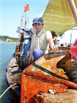 
            Chủ tàu Trần Văn Quang và chiếc mỏ neo bị tàu Trung Quốc đâm lút vào mũi tàu.
            Ảnh: Đức Nguyễn