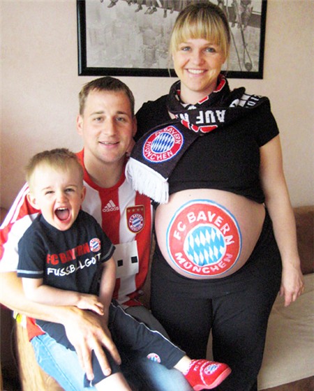 Bà bầu Bettina, fan cuồng nhiệt của Bayern Munich.