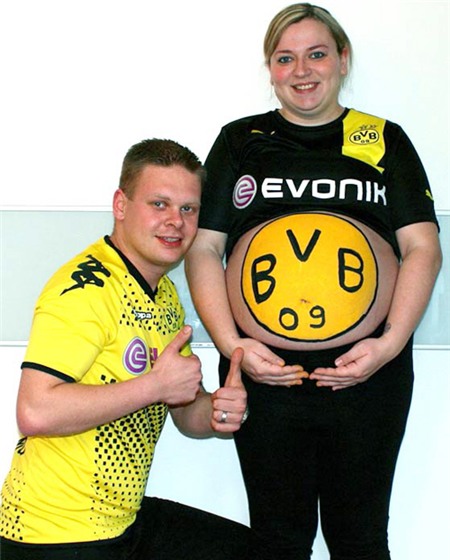 Bà bầu Nadine hâm mộ Dortmund.