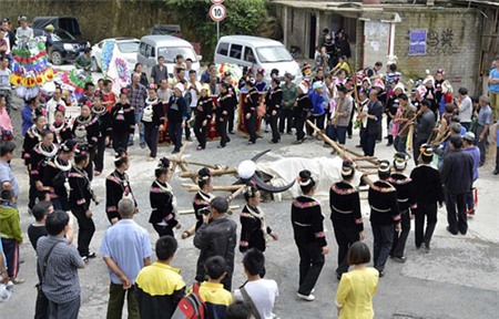 Dân làng thực hiện nghi nhảy múa xung quanh xác con trâu trong đám tang.