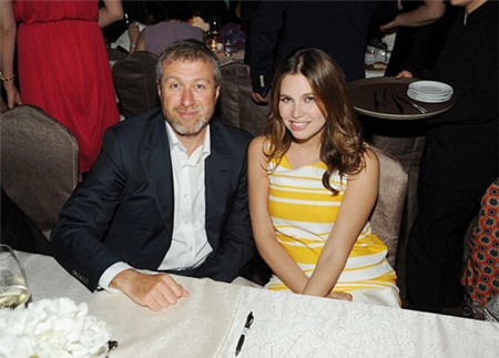 Hôm 22/4, ông chủ Chelsea và bạn gái Dasha Zhukova cùng nhau tới Hong Kong, tham dự bữa tiệc nghệ thuật Arstry.