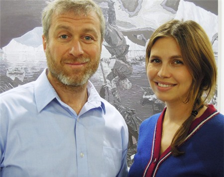 Ông chủ Chelsea và bạn gái kém 15 tuổi chụp ảnh chung trong một sự kiện trước đó tại Hong Kong.