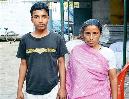 Cảm động cậu bé 19 tuổi kiếm tiền cứu mẹ khỏi nhà tù 1