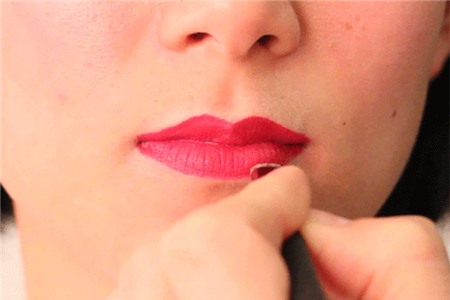 Tường tận các bước tô son che khuyết điểm môi thâm hoàn hảo 5