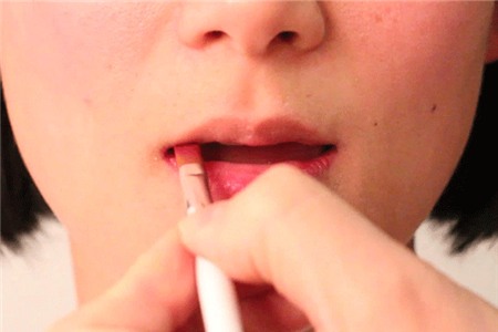 Tường tận các bước tô son che khuyết điểm môi thâm hoàn hảo 9