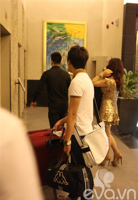 Bắt gặp Hương Tràm tình tứ cùng bạn trai mới - 2