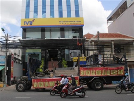 Ông Việt cho kéo xe tải đến vây trước cửa Tòa nhà Bảo Minh Cần Thơ để biểu tình