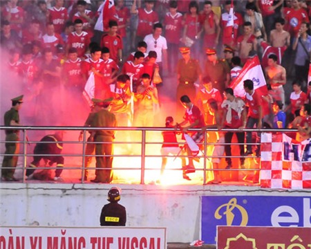 Chứng kiến màn trình diễn thất vọng của đội nhà, các CĐV Hải Phòng đốt pháo sáng hai lần ở hiệp hai.