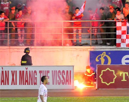 Pháo sáng là đặc sản của CĐV Hải Phòng nhưng đã bị cấm trong các trận đấu.