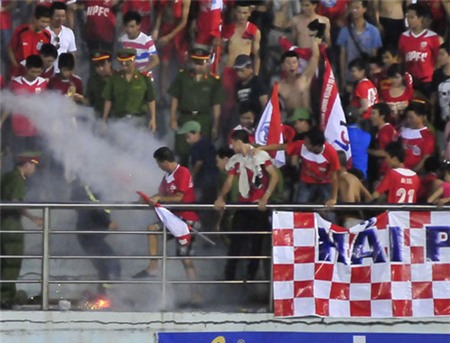 Những quả pháo sáng liên tiếp được đốt.