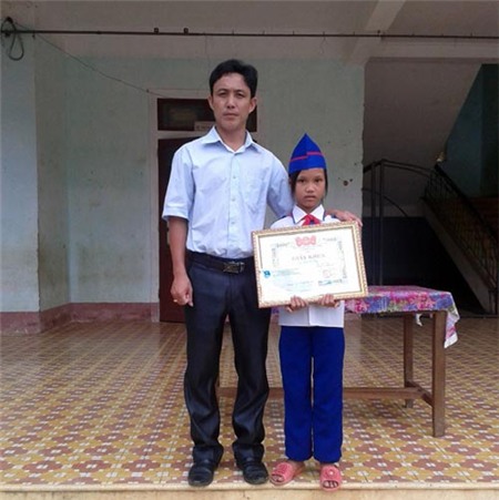 Cô bé 10 tuổi dũng cảm cứu bạn đuối nước, Tin tức Việt Nam, Tin tức trong ngày, cuu nguoi chet duoi, cuc ban duoi nuoc, be 10 tuoi cuu nguoi, duoi nuoc, chet duoi, duoc tang bang khen, bao, tin tuc, tin hot, tin hay, vn