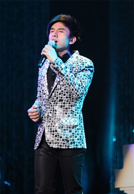 Đan Trường không đeo nhẫn khi biểu diễn.