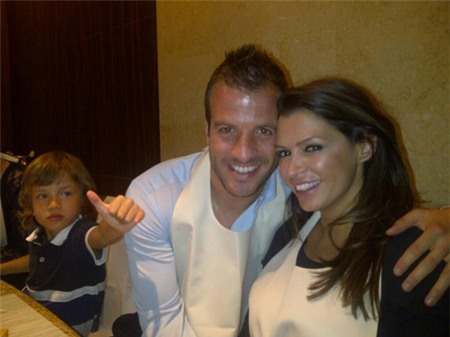 Van der Vaart tình tứ với bạn gái khi