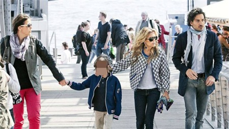 Sylvie dẫn con trai đi chơi với người yêu mới. Ảnh: Bild.