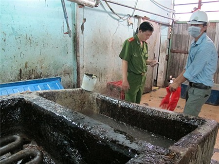 Lò đun nhựa thông để làm mềm lông heo