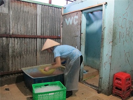 Lò đun nhựa thông để làm mềm lông heo