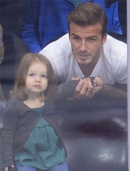 Becks nắm tay con rất tình cảm.