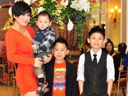 Phương Trinh vẫn rất gợi cảm dù đã là bà mẹ ba con