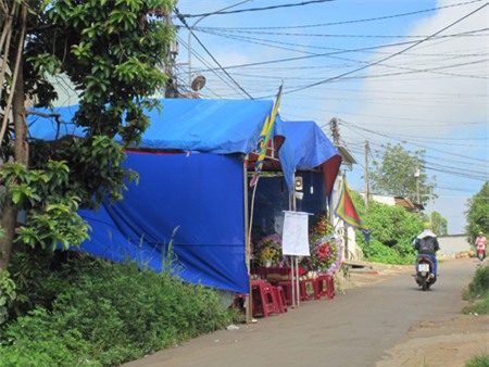 Gia đình anh P. đang tổ chức mai táng cho con mình