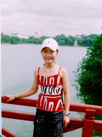 Khi đang học cấp II, Hương Tràm đã biết ý thức làm điệu. Một lần, Hương Tràm định làm kiểu tóc mái. Mẹ Hương Tràm không ưng vì xấu và tóc che hết mắt thì Hương Tràm nói rằng ở lớp các bạn khen đẹp mà về nhà bố mẹ lại chê. Mặc dù không đồng quan điểm với bố mẹ, nhưng Hương Tràm rất khéo léo bày tỏ, tuổi của bố mẹ khác nên nhìn cái đẹp theo một cách khác, lứa tuổi của con nhìn cái đẹp theo cách cảm nhận riêng.